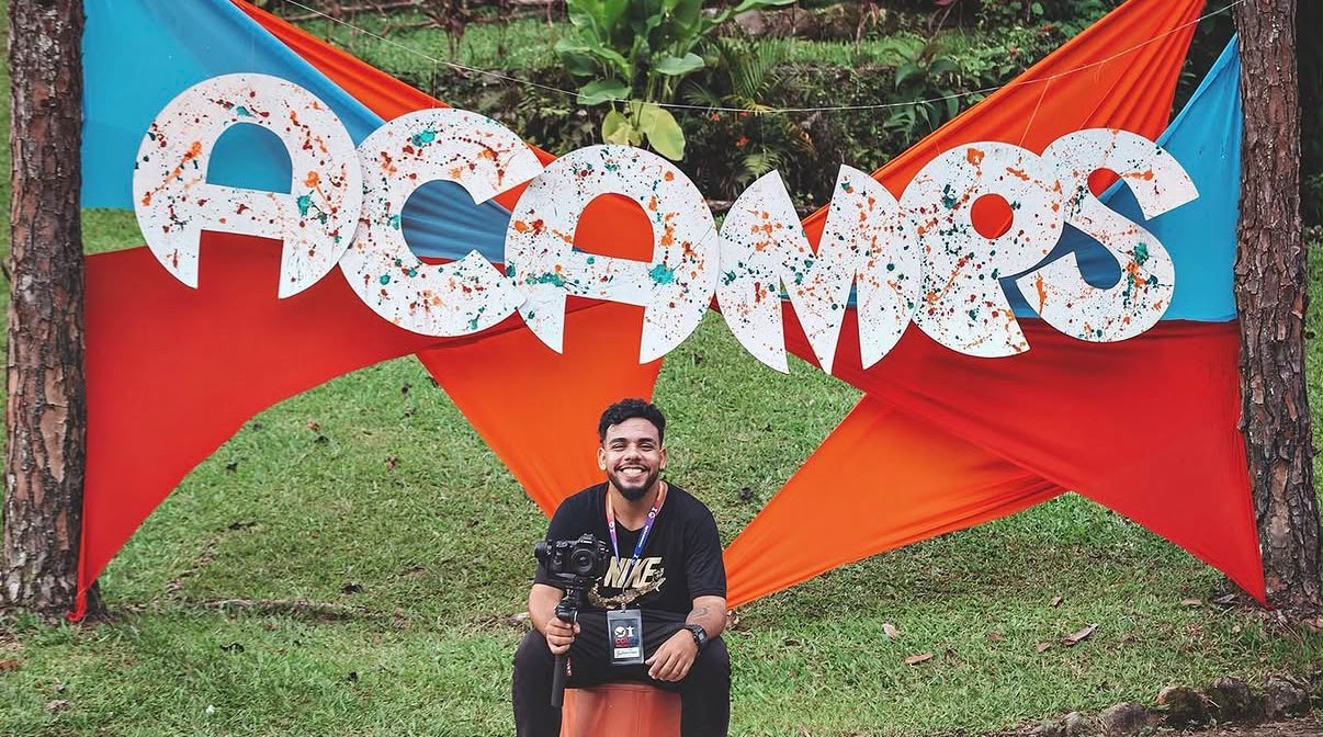 Guilherme em cobertura de evento ao ar livre